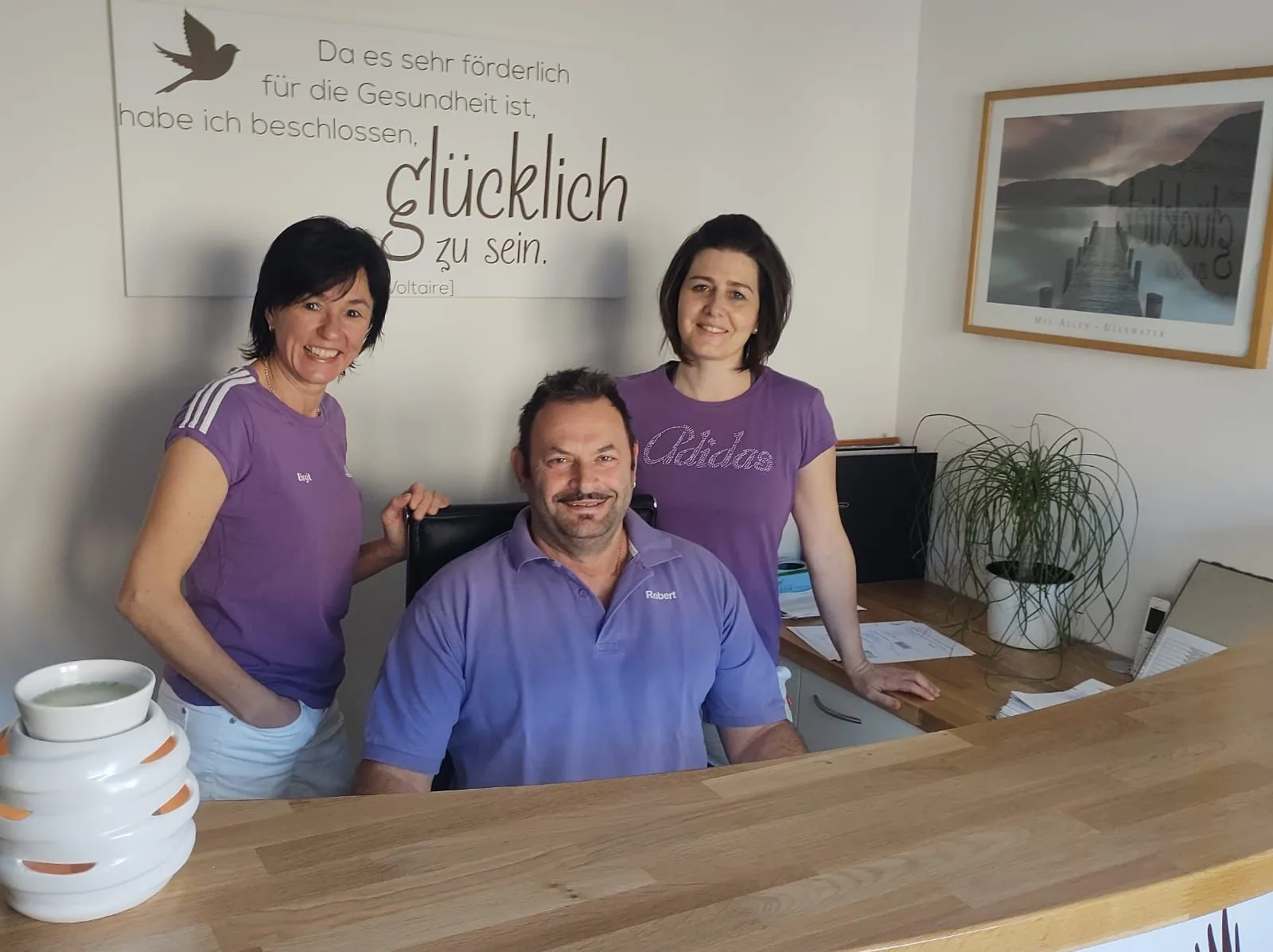 Birgit Mundinger, Robert Mundinger und Marion Fischer am Empfang der Physiotherapiepraxis