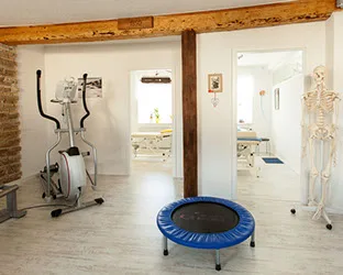 Trainingsbereich der Praxis mit Ergometer und Therapiegeräten